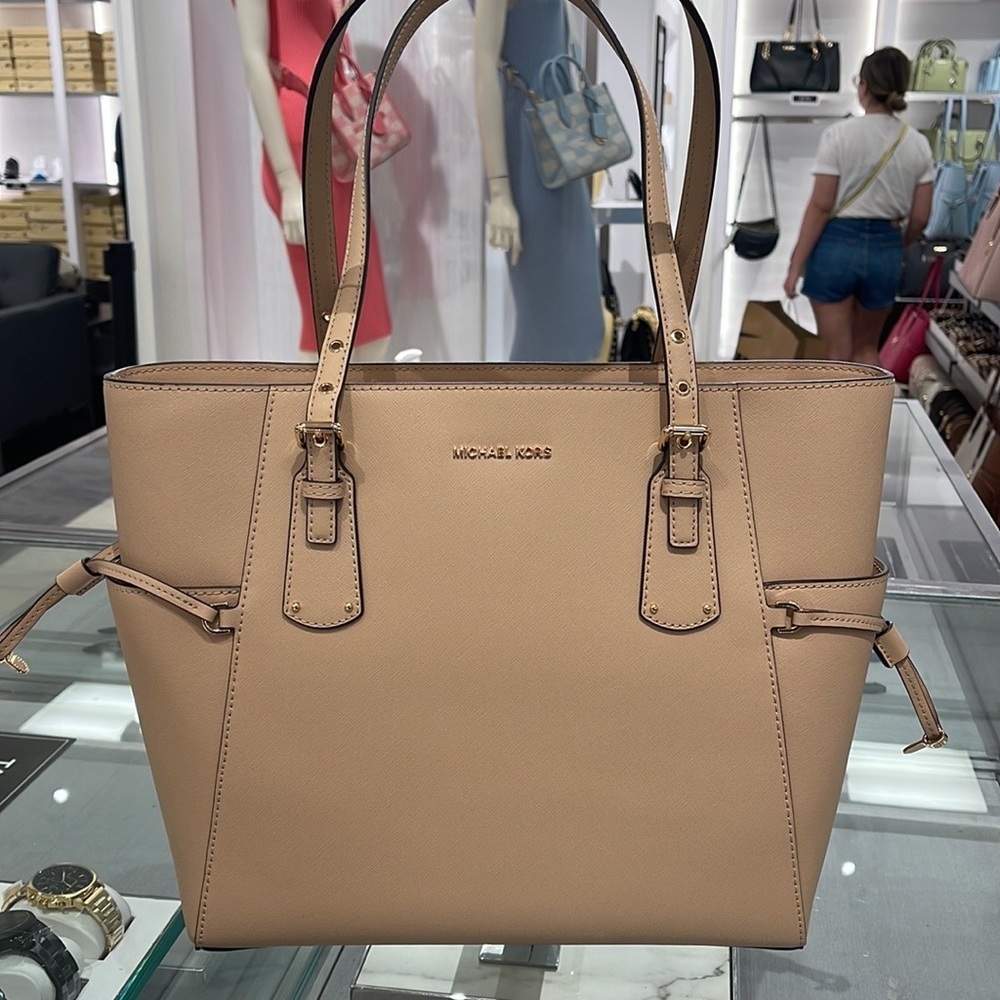 Michael Kors Voyager Small Saffiano Leather Tote Bag
Style#30H1GV6T4T
NWT
OYSTER - Picture 13 of 16